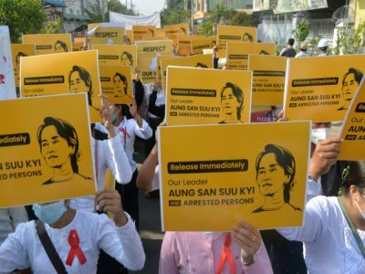 Des professeurs manifestent contre le coup d'Etat militaire en Birmanie, le 17 février 2021 à Naypyidaw - STR [AFP/Archives]