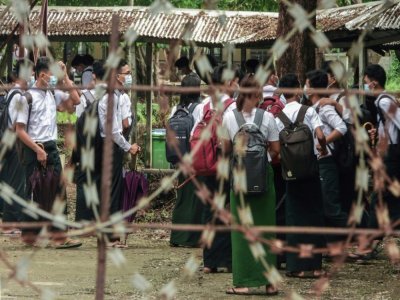 Des élèves devant l'entrée d'une école, le 1er juin 2021 à Sittwe, dans l'Etat de Rakhine, en Birmanie - STR [AFP]
