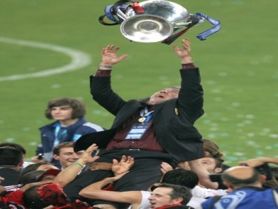 La joie de l'entraîneur italien de l'AC Milan, Carlo Ancelotti, porté en triomphe par ses joueurs, après la victoire face à Liverpool, en finale de la Ligue des Champions, le 23 mai 2007 à Athènes - ARIS MESSINIS [AFP/Archives]