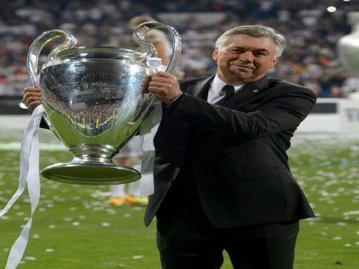 L'entraîneur italien du Real Madrid, Carlo Ancelotti, soulève le trophée de la Ligue des Champions, après la victoire en finale face à l'Atlético Madrid, le 24 mai 2014 à Lisbonne - DANI POZO [AFP/Archives]