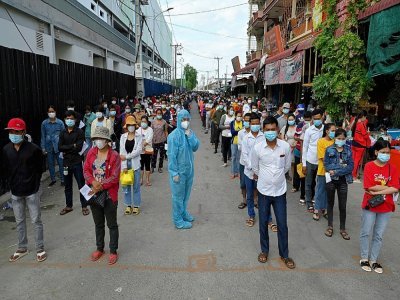 Des personnes font la queue pour sa faire vacciner le 31 mai 2021 à Phnom Penh - TANG CHHIN Sothy [AFP]