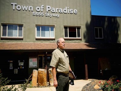 Le maire de Paradise (nord de la Californie) Steve Crowder devant l'hôtel de ville, le 26 mai 2021 - Patrick T. FALLON [AFP]