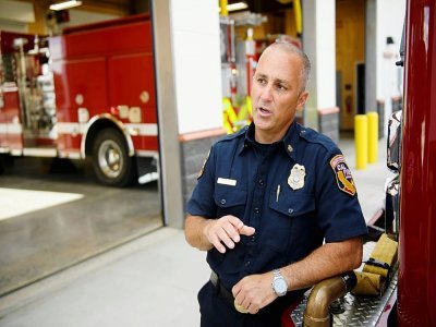 John Messina, chef des pompiers du comté de Butte (nord de la Californie) dans la caserne d'Oroville, le 26 mai 2021 - Patrick T. FALLON [AFP]