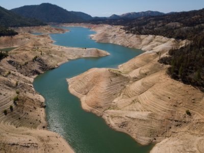 Signe de la sécheresse qui sévit en Californie, le niveau du lac d'Oroville, dans le comté de Butte, est moitié moins élevé que la normale pour cette période de l'année, le 25 mai 2021 - Patrick T. FALLON [AFP]