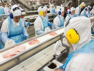 Des employés de JBS sur une ligne de production de viande le 21 mars 2017, à Lapa, au Brésil - RODRIGO FONSECA [AFP/Archives]