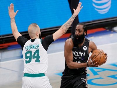 James Harden, le plus en vu du "Big3" des Brooklyn Nets face au Français des Celtics Evan Fournier, le 1er juin 2021 à New York - Sarah Stier [GETTY IMAGES NORTH AMERICA/AFP]