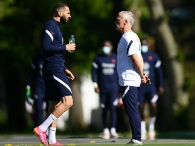 Karim Benzema en discussion avec le sélectionneur de l'équipe de France Didier Deschamps, le 31 mai 2021 à Clairefontaine-en-Yvelines - FRANCK FIFE [AFP]