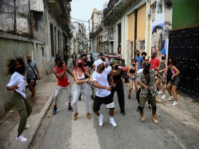 Des danseurs dans une rue de La Havane, le 21 mai 2021 à Cuba - YAMIL LAGE [AFP]