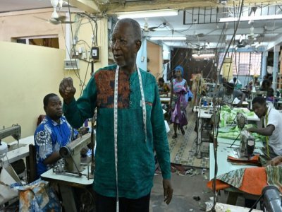 Le couturier ivoiro-burkinabè Pathé'O dans son atelier à Abidjan, le 26 mai 2021 - Issouf SANOGO [AFP]