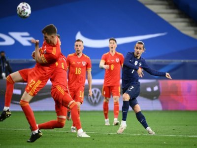L'attaquant Antoine Griezmann marque le 2e but pour la France lors du match amical contre le Pays de Galles, à Nice, le 2 juin 2021 - FRANCK FIFE [AFP]