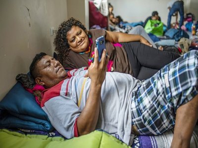 Eloy Camarillo Salazar et Saturina Patricio Gonzales dans un refuge pour migrants, à Matamoros, au Mexique, le 26 mai 2021 - Sergio FLORES [AFP]