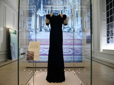 Une robe du soir portée par la reine Elizabeth est exposée à Kensington Palace à Londres le 2 juin 2021 - JUSTIN TALLIS [AFP]