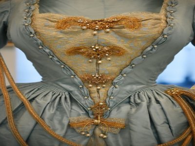 Une robe inspirée de l'époque géorgienne ayant appartenu à la princesse Margaret est exposée à Kensington Palace à Londres le 2 juin 2021 - JUSTIN TALLIS [AFP]