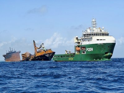 Un remorqueur néerlandais cherche à éloigner des cotes sri-lankaises le porte conteneur MV X-Press Pearl en train de sombrer près du port de Colombo, le 2 juin 2021 - ISHARA S. KODIKARA [AFP]