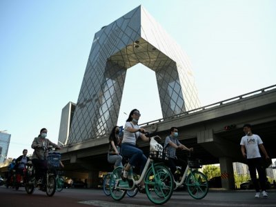 Des cyclistes dans une rue de Pékin à l'heure de pointe, le 3 juin 2021 - NOEL CELIS [AFP]