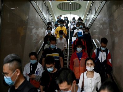 Des usagers dans le métro de Pékin durant l'heure de pointe, le 2 juin 2021 - NOEL CELIS [AFP]