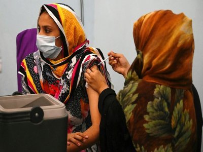 Une femme se fait vacciner contre le Covid-19 dans un centre de vaccination à Lahore, au Pakistan, le 3 juin 2021 - Arif ALI [AFP]