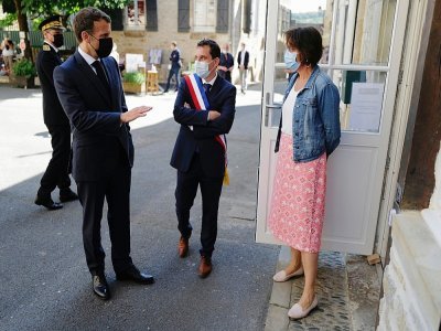 Emmanuel Macron et le maire de Martel Raphaël Daubet (C), lors d'une visite à Martel (Lot), le 3 juin 2021 - Lionel BONAVENTURE [POOL/AFP]