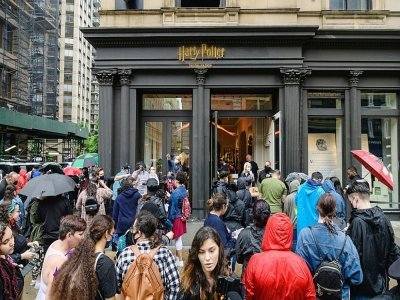 Des personnes font la queue pour visiter le nouveau magasin Harry Potter de New York, le 3 juin 2021 - Angela Weiss [AFP]