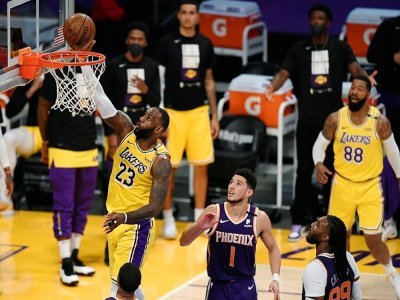 LeBron James (Los Angeles Lakers) marque un panier sous le regard de Devin Booker (Phoenix Suns), lors de leur 6e match du 1er tour des playoffs NBA, le 3 juin 2021 au Staples Center à Los Angeles - Harry How [GETTY IMAGES NORTH AMERICA/AFP]