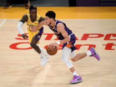 Devin Booker (Phoenix Suns) déborde Dennis Schroder (Los Angeles Lakers), lors du 6e match du 1er tour des playoffs NBA, le 3 juin 2021 au Staples Center à Los Angeles - Harry How [GETTY IMAGES NORTH AMERICA/AFP]