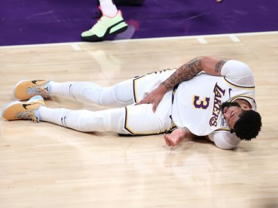 Le pivot Anthony Davis (Los Angeles Lakers) grimace de douleur après s'être blessé, lors du match 4 du 1er tour des playoffs NBA contre les Phoenix Suns, le 30 mai 2021 au Staples Center à Los Angeles - Sean M. Haffey [GETTY IMAGES NORTH AMERICA/AFP/Archives]