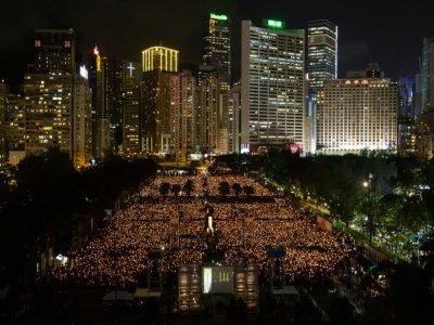 Le Parc Victoria à Hong Kong le 4 juin 2015, lors du rassemblement aux chandelles marquant chaque année l'anniversaire du massacre sanglant de la place Tiananmen en 1989 - DALE DE LA REY [AFP]
