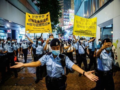 La police disperse des habitants dans le quartier de Causeway Bay à Hong Kong, le 4 juin 2021 - ISAAC LAWRENCE [AFP]