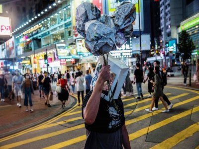 Un artiste participe à une performance à Hong Kong le 3 juin 2021, en mémoire des victimes de la répression de la place Tiananmen à Pékin - ISAAC LAWRENCE [AFP]