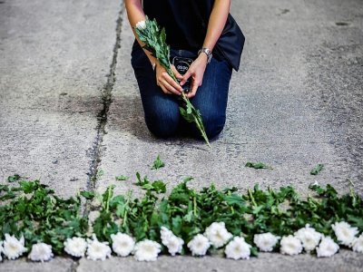 Un artiste participe à une performance à Hong Kong le 3 juin 2021, en mémoire des victimes de Tiananmen - ISAAC LAWRENCE [AFP]