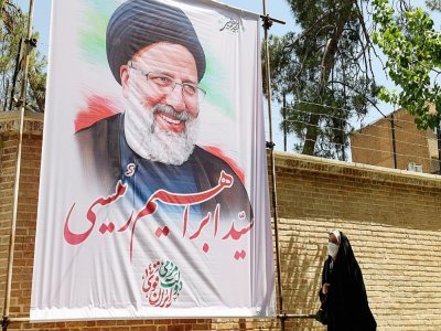 Un portrait du chef ultraconservateur de l'Autorité judiciaire, Ebrahim Raïssi, candidat à la présidentielle iranienne, le 29 mai 2021 dans une rue de à Téhéran - ATTA KENARE [AFP/Archives]