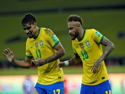Neymar (d) célèbre son but sur penalty pour le Brésil contre l'Equateur en compagnie de son coéquipier Lucas Paqueta, à Porto Alegre, le 4 juin 2021 - SILVIO AVILA [AFP]
