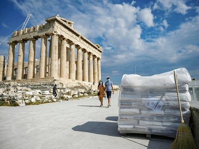 Des sacs de béton près du Parthénon, le 4 juin 2021 à Athènes - Aris MESSINIS [AFP]