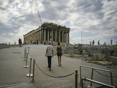 Des touristes visitent le Parthénon, le 4 juin 2021 à Athènes - Aris MESSINIS [AFP]