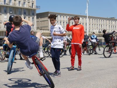 Concours de tricks quai de Southampton, sous le regard de Mathias, star des réseaux sociaux et de la bike life. - Jean-Baptiste Bouin