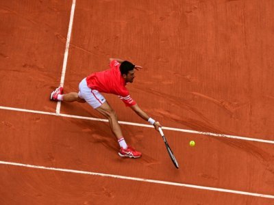 Le Serbe Novak Djokovic face au Lituanien Ricardas Berankis au 3e tour de Roland-Garros, le 5 juin 2021 - MARTIN BUREAU [AFP]