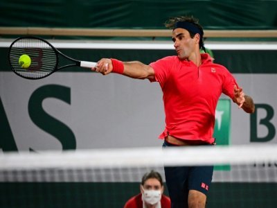 Le Suisse Roger Federer retourne la balle à l'Allemand Dominik Koepfer lors au 3e tour de Roland-Garros, le 5 juin 2021 - MARTIN BUREAU [AFP]