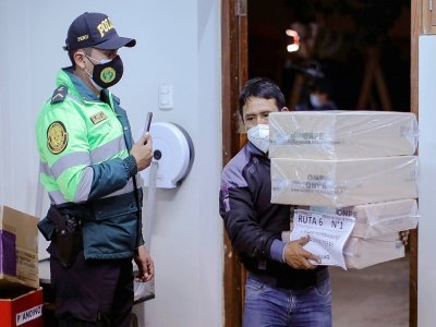 Un employé de l'Office national du Processus électoral au Pérou distribue du matériel dans des bureaux de vote près de Lima le 5 juin 2021 - Luka GONZALES [AFP]