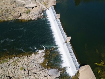Une vue aérienne du barrage d'Oroville (Californie), attenant à l'écloserie de la Feather River, le 27 mai 2021 - Patrick T. FALLON [AFP]