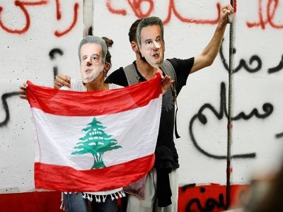 Des manifestants portent un masque représentant le gouverneur de la banque centrale du Liban, Riad Salamé, le 27 novembre 2019 à Beyrouth - JOSEPH EID [AFP/Archives]