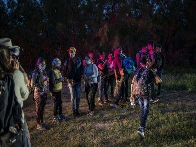 Un groupe de migrants près de la frontière entre le Mexique et les Etats-Unis, le 16 mai 2021 à Del Rio, au Texas - Sergio FLORES [AFP/Archives]