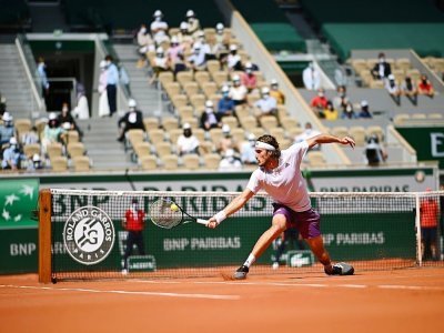 Le Grec Stefanos Tsitsipas face à l'Espagnol Pablo Carreno Busta au 4e tour de Roland-Garros, le 6 juin 2021 - Anne-Christine POUJOULAT [AFP]