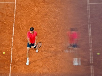 Le Suisse Roger Federer lors de son match du 3e tour contre l'Allemand Dominik Koepfer, à Roland Garros, le 5 juin 2021 - MARTIN BUREAU [AFP]