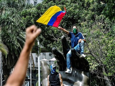 Un homme manifeste contre le président colombien Ivan Dique le 5 juin 2021 à Medellin - JOAQUIN SARMIENTO [AFP]