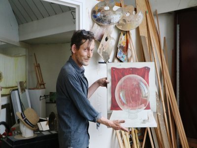 Eric Badoud dans son atelier, cours Caffarelli à Caen.