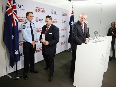 De droite à gauche: le Premier ministre australien Scott Morrisson, l'agent de liaison du FBI en Australie Anthony Russo et le chef de la police australienne Reece Kershaw pendant une conférence de presse à Sydney, le 8 juin 2021 - DAVID GRAY [AFP]