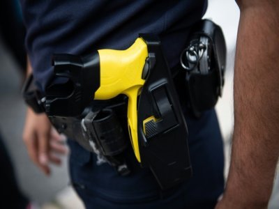Un Taser, pistolet à impulsion électrique, à la ceinture d'un policier, le 12 juin 2020 à Marseille - CLEMENT MAHOUDEAU [AFP/Archives]