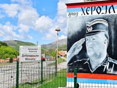 Une fresque murale de Ratko Mladic, l'ex-chef militaire des Serbes de Bosnie, à l'entrée de la ville de Kalinovik, le 22 mai 2021 en Bosnie-Herzégovine - ELVIS BARUKCIC [AFP]