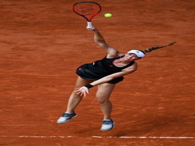 La Kazakhe Elena Rybakina sert face à sa partenaire de double, la Russe Anastasia Pavlyuchenkova, lors de leur quart de finale, le 8 juin 2021 au tournoi de Roland Garros - Christophe ARCHAMBAULT [AFP]