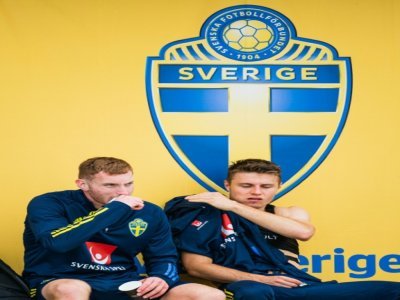 Les milieux de terrain suédois Dejan Kulusevski (g) et Mattias Svanberg, lors d'une pause pendant un entraînement, le 27 mai 2021 à Bastad, en guise de préparation pour l'Euro 2020 - Jonathan NACKSTRAND [AFP/Archives]
